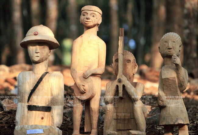 [Photo] Kiệt tác nghệ thuật tượng nhà mồ Tây Nguyên ảnh 2