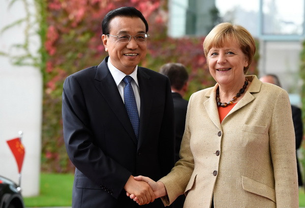 Thủ tướng Angela Merkel (phải) và Thủ tướng Lý Khắc Cường (trái) tại Berlin (Đức). (Ảnh: AFP/TTXVN) Thủ tướng Trung Quốc: Chính quyền Hong Kong có thể đảm bảo an toàn ảnh 1