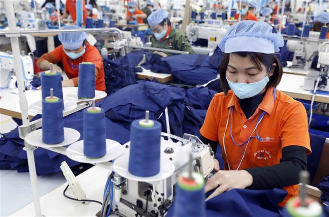 Dịch COVID-19 đã ảnh hưởng tới hơn 94% người lao động ngành dệt may. (Ảnh: Trần Việt/TTXVN) Công đoàn và ngành dệt may-da giày nỗ lực chăm lo cho người lao động ảnh 1