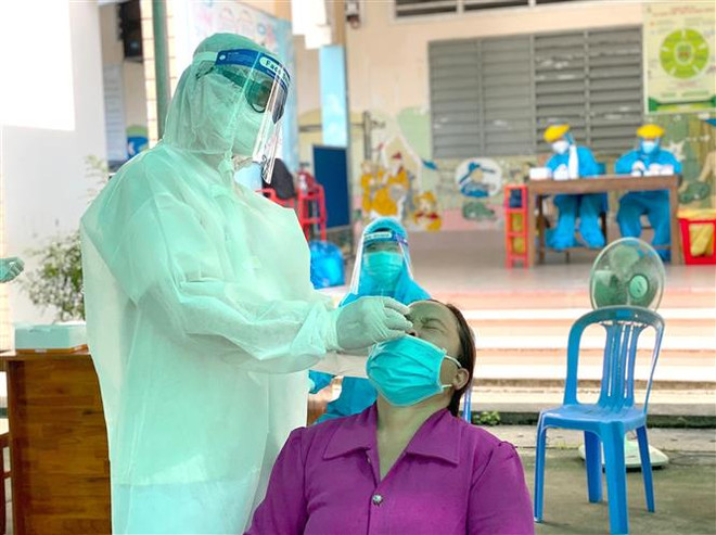 Xét nghiệm sàng lọc COVID-19 cho người dân thành phố Vĩnh Long. (Ảnh: Lê Thúy Hằng/TTXVN) Tỉnh Vĩnh Long nâng cao năng lực điều trị bệnh nhân F0 tại nhà ảnh 2