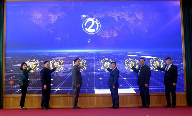 Các đại biểu thực hiện nghi thức nhấn nút, chính thức khai trương IOC thị xã Phổ Yên (Thái Nguyên). (Ảnh: Thu Hằng/TTXVN) Trung tâm Điều hành thông minh cấp huyện đầu tiên tại Thái Nguyên ảnh 1