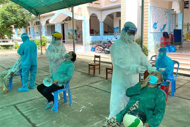 Lực lượng y tế xét nghiệm sàng lọc COVID-19 cho người dân thành phố Vĩnh Long. (Ảnh: Lê Thúy Hằng/TTXVN) Tỉnh Vĩnh Long nâng cao năng lực điều trị bệnh nhân F0 tại nhà ảnh 1