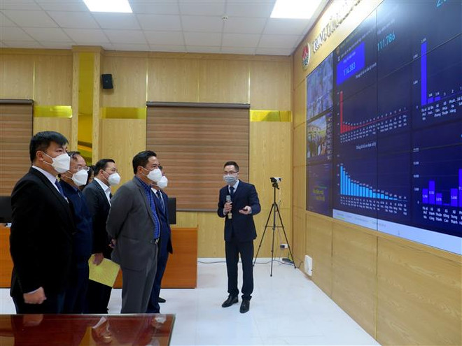Các đại biểu tham quan IOC thị xã Phổ Yên (Thái Nguyên). (Ảnh: Thu Hằng/TTXVN) Trung tâm Điều hành thông minh cấp huyện đầu tiên tại Thái Nguyên ảnh 2