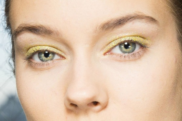 Xuống phố đón Thu cùng xu hướng trang điểm màu mắt rực rỡ ảnh 9