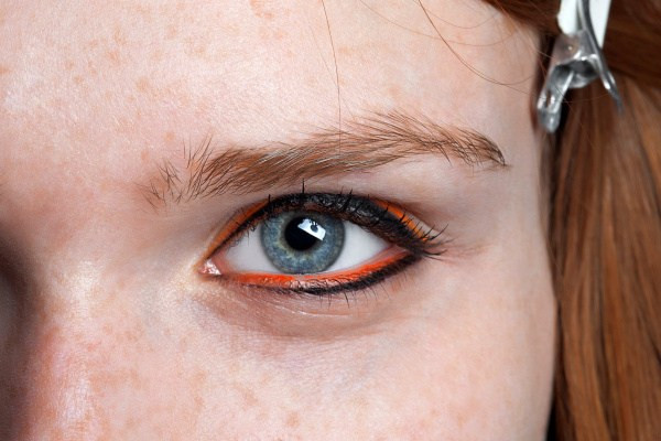 Xuống phố đón Thu cùng xu hướng trang điểm màu mắt rực rỡ ảnh 10