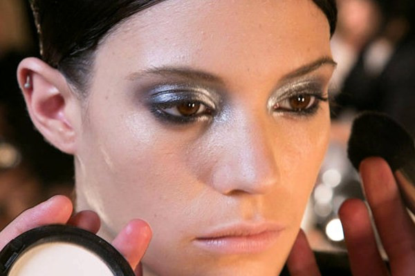 Xuống phố đón Thu cùng xu hướng trang điểm màu mắt rực rỡ ảnh 7