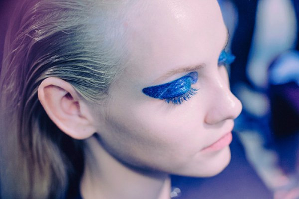 Xuống phố đón Thu cùng xu hướng trang điểm màu mắt rực rỡ ảnh 3