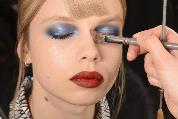 Xuống phố đón Thu cùng xu hướng trang điểm màu mắt rực rỡ ảnh 6