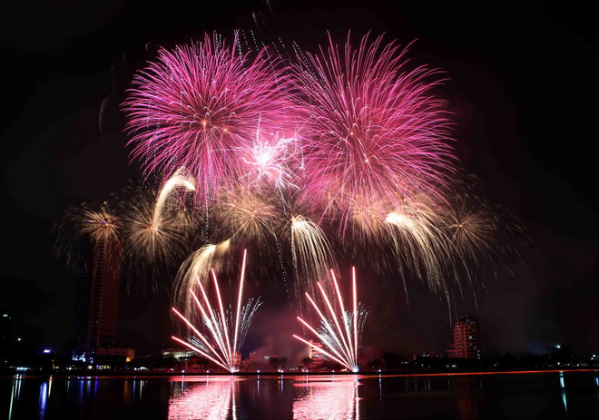 Khai mạc Cuộc thi trình diễn pháo hoa quốc tế 2015 tại Đà Nẵng ảnh 8