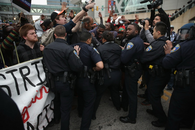 Mỹ: Hơn 200 người bị bắt giữ trong vụ bạo loạn ở Baltimore ảnh 1