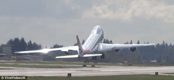 Boeing 747-8 “vẫy cánh” chào sân bay trong lần đầu tiên cất cánh ảnh 1