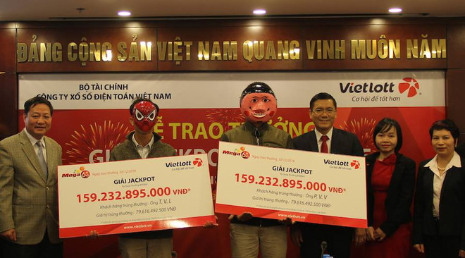 Hai khách hàng đã chia đôi giải Jackpot trị giá 159 tỷ đồng. (Ảnh: Vietlott) Hai khách hàng ở Thái Bình, Bến Tre chia đôi giải Jackpot 159 tỷ đồng ảnh 1