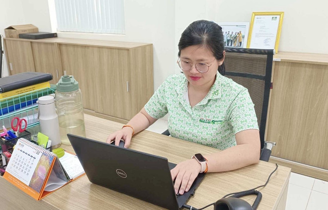 Chị Bùi Thị Oanh, kiều bào Việt Nam trong giờ làm việc. (Ảnh: Đỗ Bá Thành/TTXVN) kieu bao_tai lao.jpeg
