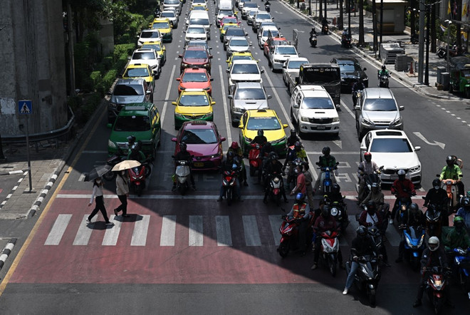 Người dân đỗ xe dưới bóng râm để tránh nắng nóng tại Bangkok (Thái Lan), ngày 1/4/2024. (Ảnh: AFP/TTXVN) nang nong_dong nam a 2.jpg
