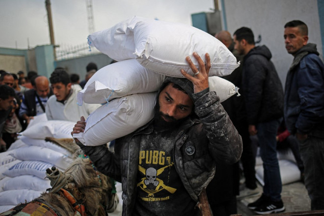 Người tị nạn Palestine nhận hàng viện trợ của UNRWA tại thành phố Rafah, Dải Gaza ngày 3/3/2024. (Ảnh: AFP/TTXVN) gaza_hang cuu tro.jpg