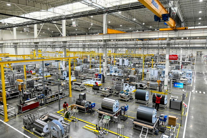 Công nhân làm việc trên dây chuyền sản xuất tại một phân xưởng thông minh ở Urumqi, Khu tự trị Tân Cương (Trung Quốc). (Ảnh: THX/TTXVN) kinh te trung quoc 3.jpg