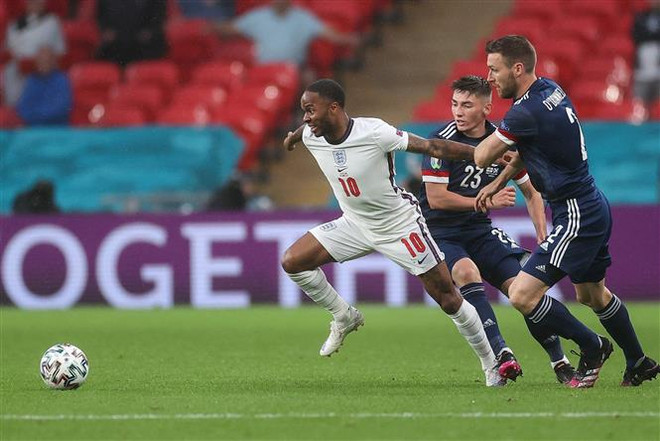 Raheem Sterling phản pháo lời chỉ trích nhằm vào Tam Sư ảnh 1