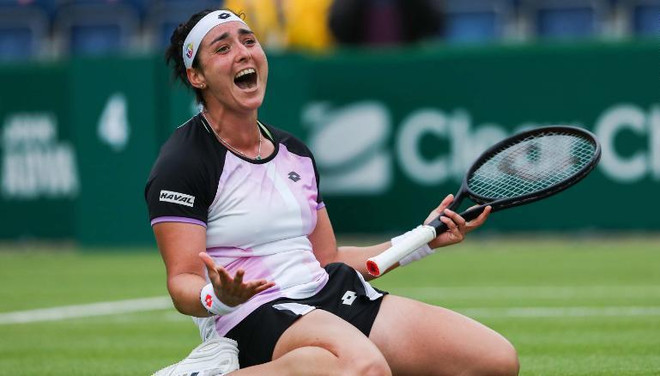 Jabeur ăn mừng chiến thắng trước Daria Kasatkina trong trận chung kết ngày 20/6. (Nguồn: cnn.com) Ons Jabeur, tay vợt nữ Arab đầu tiên giành danh hiệu WTA ảnh 1