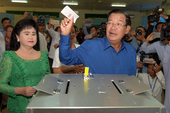 Chủ tịch CPP, Thủ tướng Campuchia Samdech Techo Hun Sen tại điểm bầu cử ở Kandal ngày 4/6. (Nguồn: AFP/TTXVN) Các đảng phái ở Campuchia công nhận kết quả bầu cử hội đồng xã, phường ảnh 1