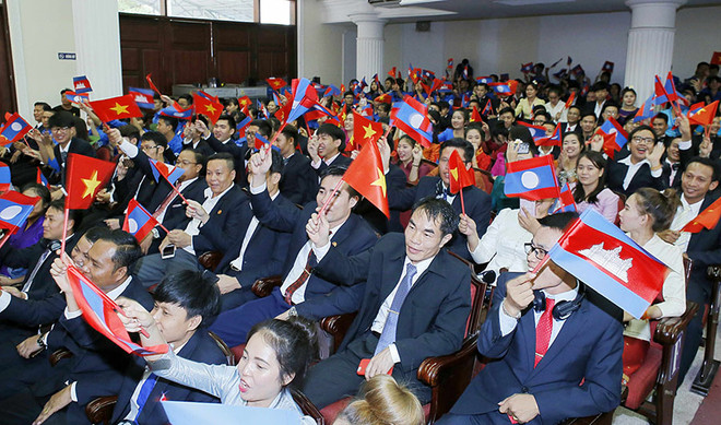 Các đại biểu thanh niên tại buổi giao lưu. (Ảnh: Văn Điệp/TTXVN) Giao lưu thanh niên, sinh viên tiêu biểu của 3 nước Việt-Lào-Campuchia ảnh 1