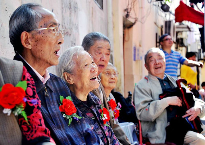 [Photo] Xúc động đám cưới vàng tập thể diễn ra ngay trong ngõ ảnh 3