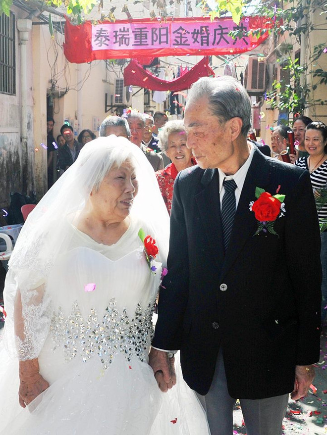 [Photo] Xúc động đám cưới vàng tập thể diễn ra ngay trong ngõ ảnh 2