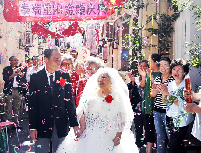 [Photo] Xúc động đám cưới vàng tập thể diễn ra ngay trong ngõ ảnh 1