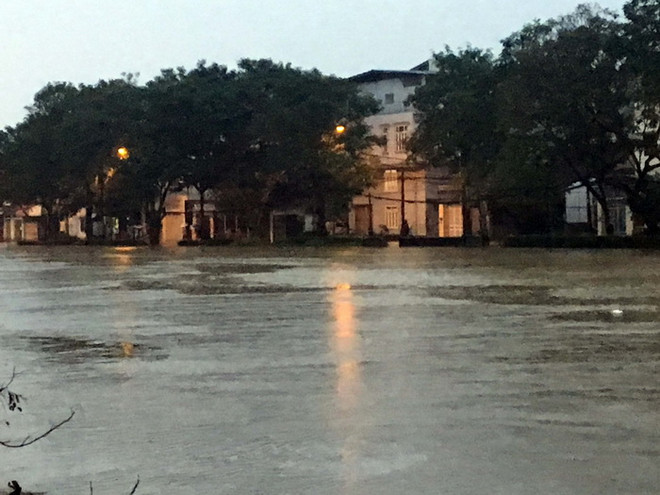 Thủ tướng chỉ đạo khắc phục hậu quả bão và ứng phó khẩn cấp bão số 12 ảnh 2