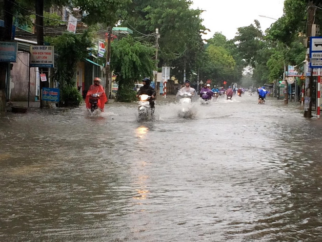 Quảng Bình đến Quảng Ngãi còn mưa đặc biệt to, Bắc Bộ trời rét ảnh 1