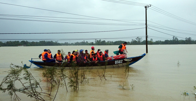 Giải cứu thành công 131 công nhân bị nước lũ vây ở Hội An ảnh 1