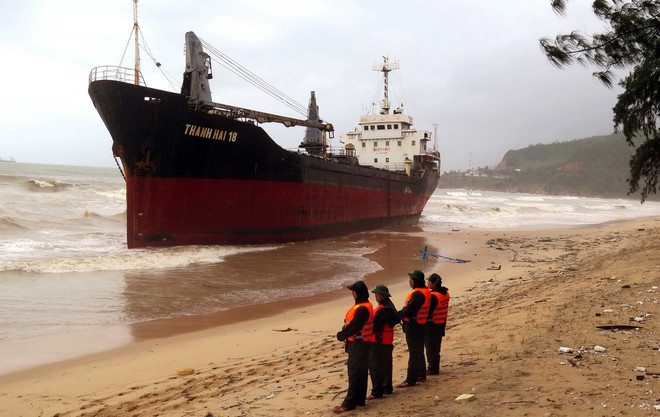 Huy động 15 tàu đi tìm thuyền viên mất tích trên vùng biển Quy Nhơn ảnh 2