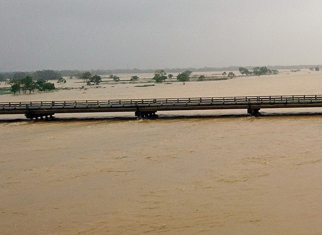 Quảng Nam: Sà lan bị chìm do đứt dây neo đâm vào trụ cầu ảnh 1