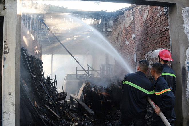 Nghệ An: Cháy nhiều kiốt ở chợ Quán Lau do chủ kiốt gội đầu thắp hương ảnh 1