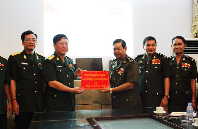 Quân đội Campuchia tiếp nhận khoản viện trợ của Việt Nam ảnh 1