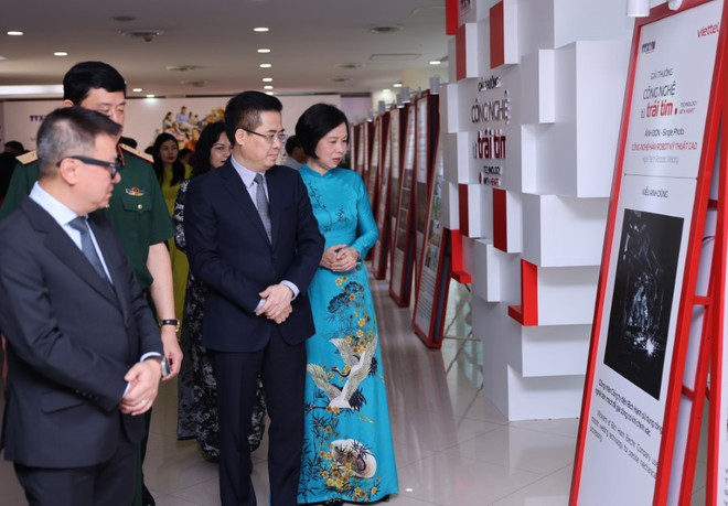 Chủ tịch Hội Nhà báo Việt Nam, Tổng Biên tập Báo Nhân Dân Lê Quốc Minh, Tổng Giám đốc Thông tấn xã Việt Nam Vũ Việt Trang, Thứ trưởng Bộ Khoa học và Công nghệ Nguyễn Hoàng Giang cùng các đại biểu tham quan gian trưng bày các tác phẩm xuất sắc tham dự Giải thưởng "Công nghệ từ trái tim," ngày 5/6 vừa qua. (Ảnh: Thanh Tùng/TTXVN) nha bao le quoc minh.jpg