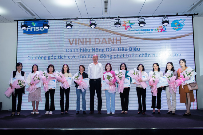Nhân dịp này, FCV tôn vinh sự đóng góp của những phụ nữ chăn nuôi bò sữa tiêu biểu trên địa bàn tỉnh Lâm Đồng. FrieslandCampina tôn vinh đóng góp của phụ nữ nông dân ngành sữa ảnh 6