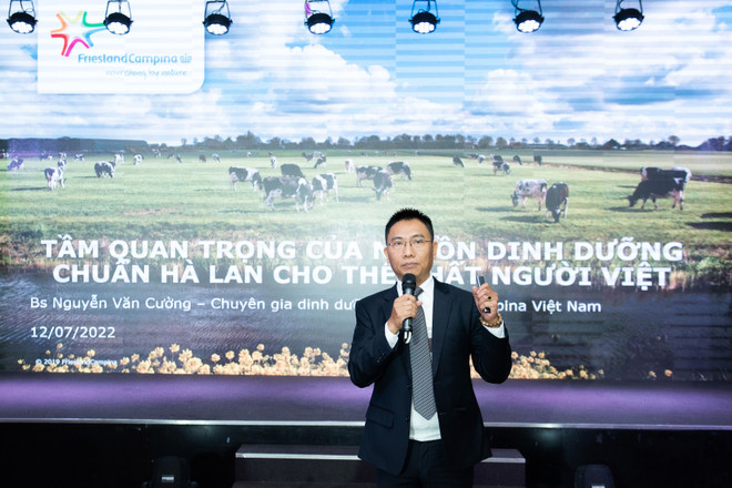 Bác sỹ Nguyễn Văn Cường - chuyên gia dinh dưỡng FCV chia sẻ kiến thức về tầm quan trọng của nguồn dinh dưỡng cho mẹ và bé ngay từ giai đoạn thai giáo và phương pháp chăm sóc sức khỏe cho cả gia đình. FrieslandCampina tôn vinh đóng góp của phụ nữ nông dân ngành sữa ảnh 3