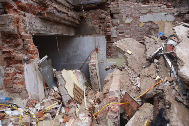 Hà Nội: Hai nạn nhân đã tử vong trong vụ sập nhà tại phố Cửa Bắc ảnh 4