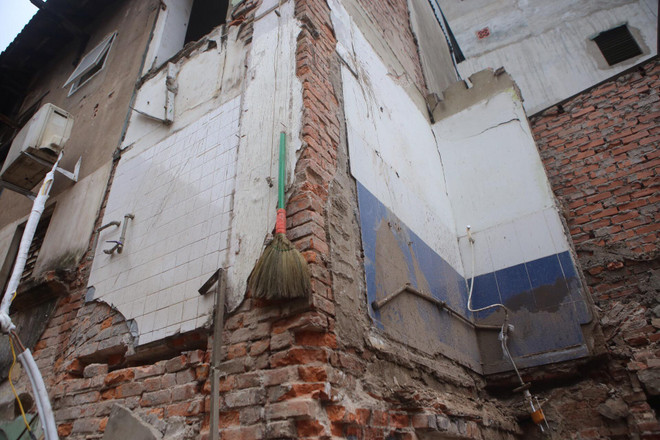 Hà Nội: Hai nạn nhân đã tử vong trong vụ sập nhà tại phố Cửa Bắc ảnh 6