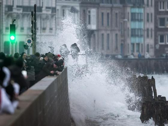 Du khách đổ xô đến Pháp chứng kiến "triều cường thế kỷ" ảnh 1