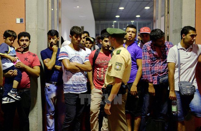 [Video] Hàng nghìn người di cư được chào đón nồng nhiệt tại Đức ảnh 1