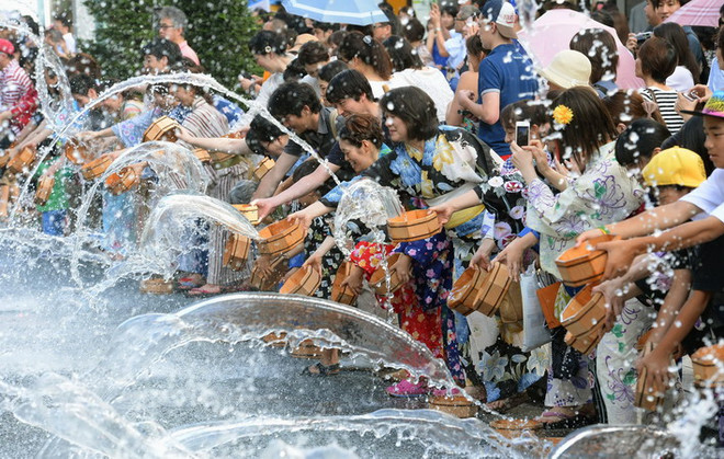 [Photo] Thiếu nữ Nhật té nước làm dịu không khí nắng nóng ảnh 3