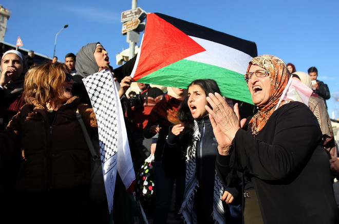 Người dân tham gia biểu tình phản đối việc Tổng thống Mỹ Donald Trump công nhận Jerusalem là thủ đô của Israel tại Cổng Damascus, Jerusalem ngày 11/12. (Nguồn: THX/TTXVN) Các nước Arab tìm cách đáp trả quyết định của Mỹ về Jerusalem ảnh 1