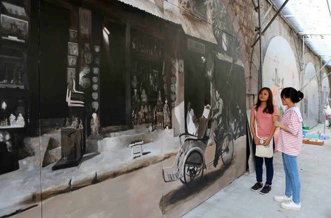 Sắp hoàn thiện bức bích họa ký ức về Hà Nội xưa trên phố Phùng Hưng ảnh 2