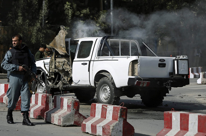 Đánh bom liều chết gần sân bay Kabul, nhiều người thương vong ảnh 1