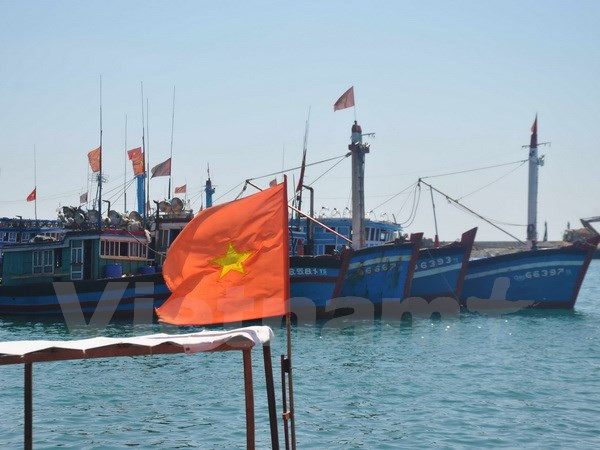 Tặng cờ Tổ quốc cho các ngư dân vươn khởi bám biển, bảo vệ chủ quyền ảnh 1