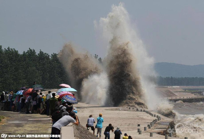 [Photo] Hiện tượng sóng giao nhau hiếm gặp trên sông Tiền Đường ảnh 4