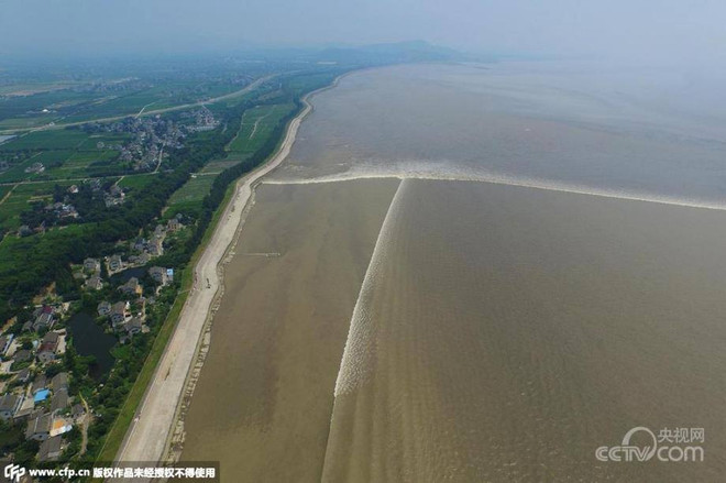 [Photo] Hiện tượng sóng giao nhau hiếm gặp trên sông Tiền Đường ảnh 1