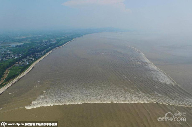 [Photo] Hiện tượng sóng giao nhau hiếm gặp trên sông Tiền Đường ảnh 3