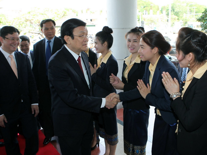 Chủ tịch nước thăm, nói chuyện tại Đại sứ quán Việt Nam ở Lào ảnh 1